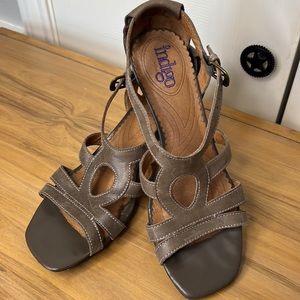 Clark’s Indigo Taupe Brown leather strappy shoes wood stack heels Size 8.5